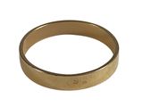 gros plan d'une bague en or sur fond blanc