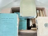 Des cartons remplis de livres sont empilés les uns sur les autres sur une table
