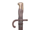 une image représentant un couteau d'aspect très ancien sur fond blanc