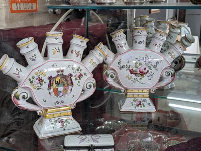 deux vases exposés dans une vitrine