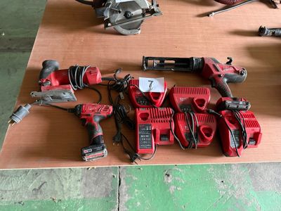 de nombreux outils posés ensemble sur une table