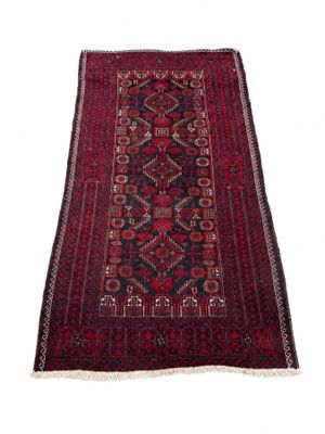 un tapis rouge et noir sur fond blanc