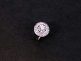 gros plan d'une bague en diamant sur une surface noire