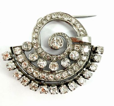 a picture of a brooch with a lot of diamonds on it