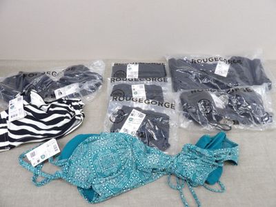 beaucoup de vêtements qui traînent sur un lit