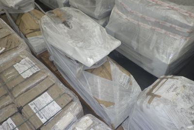 beaucoup de cartons emballés dans du plastique