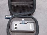 un étui contenant un téléphone portable