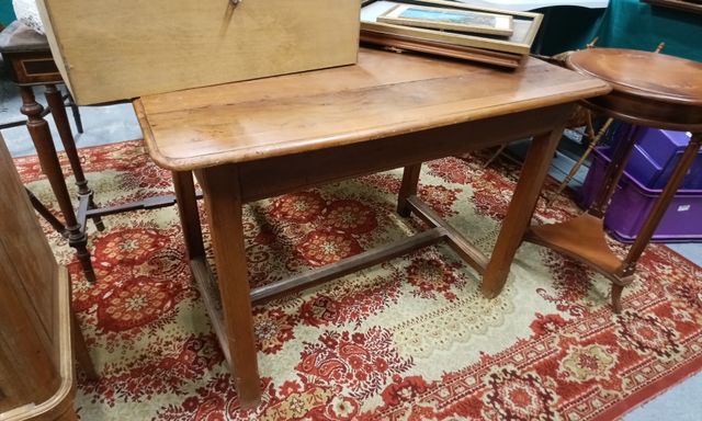 Petite table rustique ouvrant à trois tiroirs
