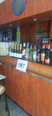 un bar avec de nombreuses bouteilles d'alcool sur le comptoir