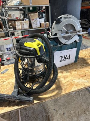 une machine posée sur une table