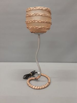Lampe avec piètement en métal courbé et abat-jour en raphia …