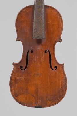 un vieux violon avec un archet sur fond blanc