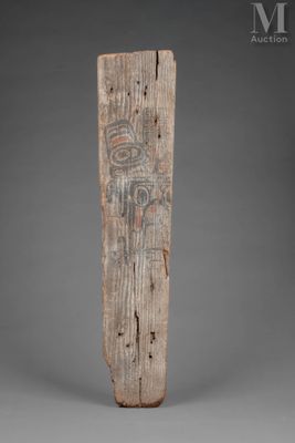 un gros plan sur un morceau de bois orné de sculptures