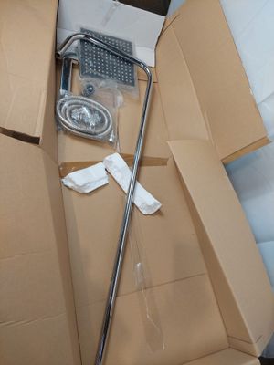 une boîte en carton contenant un ordinateur, posée par terre