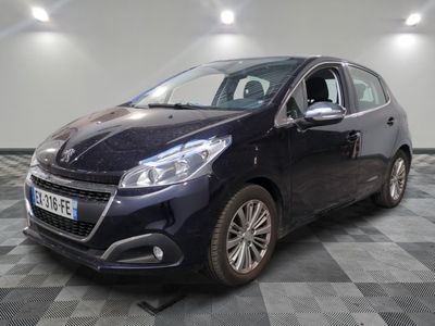 la voiture bleue est garée sur un sol en damier dans le garage