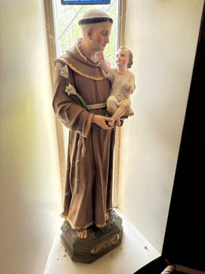 une statue d'un homme tenant un bébé dans ses bras