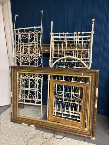 Manteau de cheminée en bois, deux lits métalliques pliants romant