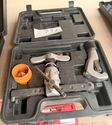 une trousse à outils posée sur une table