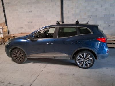 une voiture bleue garée dans un garage