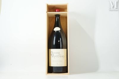 une bouteille de vin dans un coffret en bois sur une table