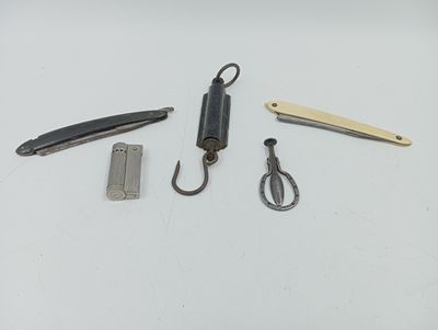 plusieurs outils posés sur une surface blanche