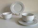 deux tasses et soucoupes posées sur une table blanche