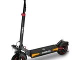 gros plan d'un scooter sur fond blanc
