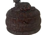 une boîte marron sur laquelle est assis un chien