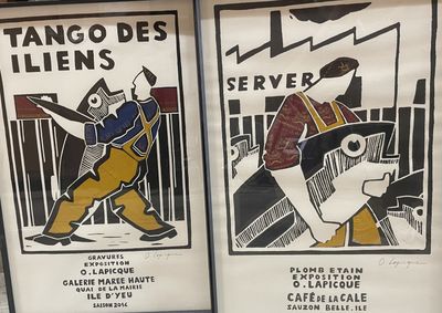 deux affiches accrochées au mur d'un magasin