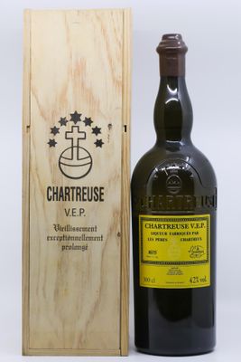 une image d'une bouteille de vin à côté d'une caisse en bois