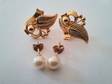 deux paires de boucles d'oreilles dorées ornées de perles et de feuilles