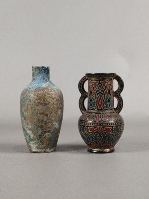 deux vases posés l'un à côté de l'autre sur une table