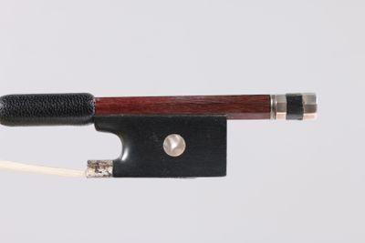 gros plan d'un archet de violon auquel est attachée une corde