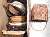 une boîte remplie de paniers en osier et d'autres objets
