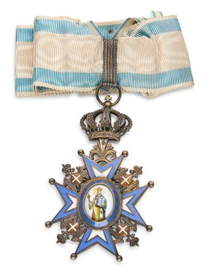 un gros plan d'une médaille sur un ruban, surmontée d'une couronne
