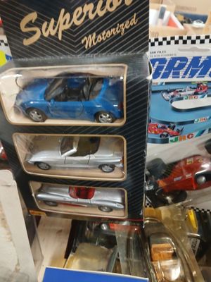 une petite voiture bleue dans une vitrine avec d'autres petites voitures