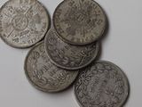 plusieurs pièces d'argent empilées les unes sur les autres sur une surface blanche