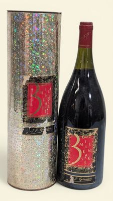 une bouteille de vin posée à côté d'un bidon