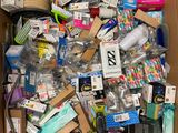 une boîte en carton remplie d'une multitude d'objets divers