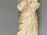 statue en marbre représentant une femme tenant un bébé dans ses bras