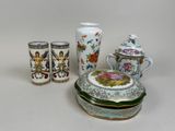 de nombreux types de vases et de coupes sur la table