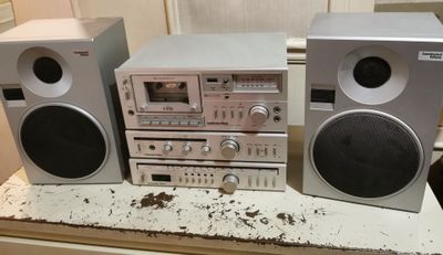 une chaîne hi-fi posée sur une table
