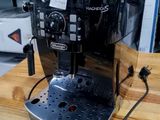 une machine à café posée sur une table en bois