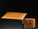 l'image d'un bureau en bois avec un tiroir en dessous