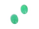 paire de cabochons en jade vert sur fond blanc