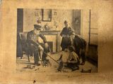 une vieille photo d'un homme jouant aux échecs avec sa famille