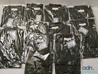 Plusieurs paires de pantalons sont emballées dans des sacs en plastique sur une table