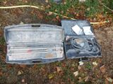 une valise ouverte posée par terre