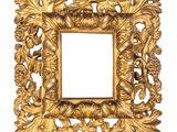 un cadre doré richement décoré, orné de glands et de feuilles sur fond blanc