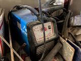 beaucoup de bric-à-brac dans un garage rempli d'outils